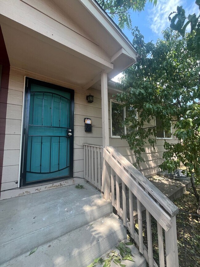 Building Photo - Spacious 4 Bed / 2 Bath Unit in Westwood C... Rental