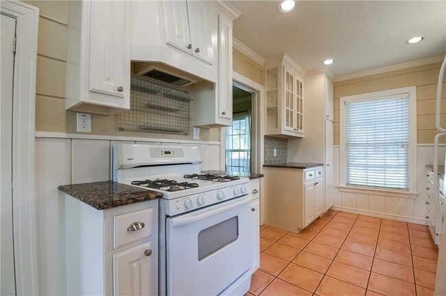 Photo - ADORABLE BUNGALOW LOCATED IN ARLINGTON HEIGHTS!