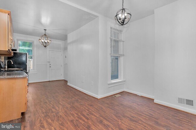 Photo - 756 Dolphin St