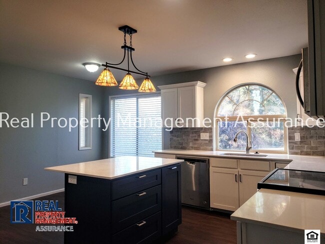 Photo - 324 SW Frenwood Way