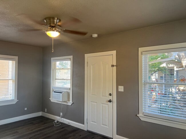 Photo - Updated One Bedroom Cottage With Private Yard Unidad 1031 West Street