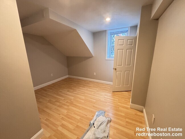 Photo - 10 Strathmore Rd Unit B