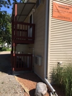 Motion lighting when pull into driveway - 732 Wisconsin St Unidad A