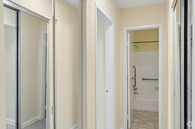 1BR, 1BA - 832SF - Hallway