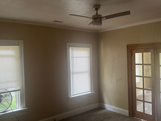 Photo - 733 St James Ave