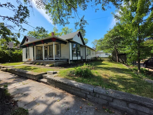306 S Fairview St