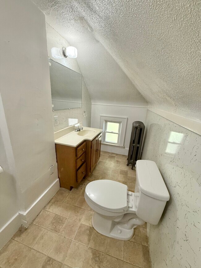 Photo - 922 Maple St