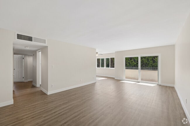 2BR, 2BA - 1,400SF - Living Room