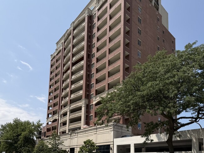 Building Photo - 828 W Grace St Unit 804