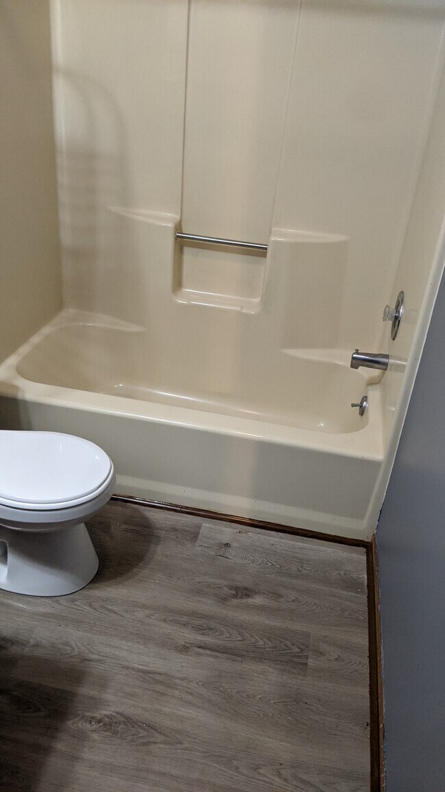 Upstairs bathroom - 113 Templeton Rd Unidad 8