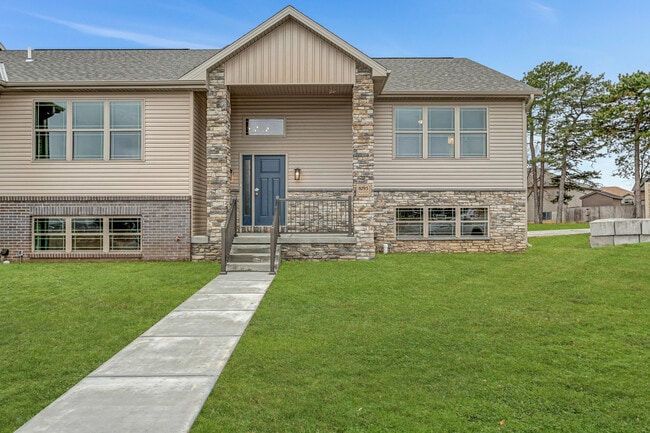 Building Photo - 8195 Regent Dr Unit 8195 Regent Dr