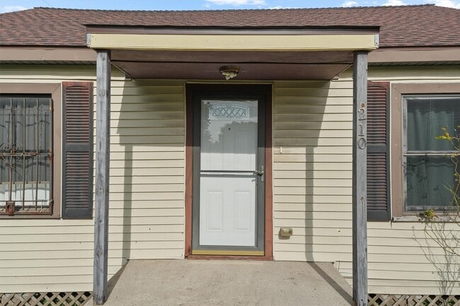 Photo - 210 Rouse St