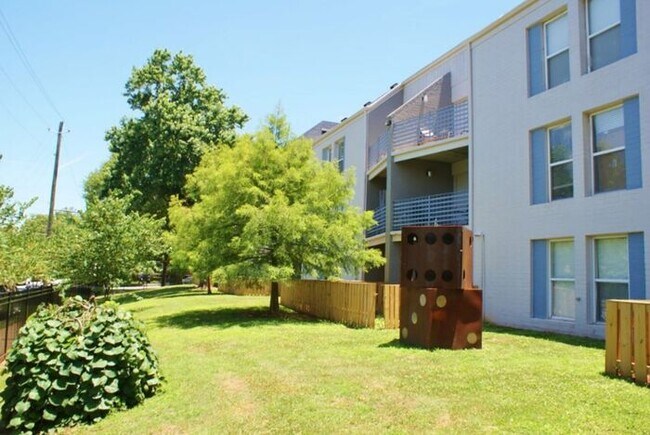 Building Photo - FREE MOVE IN SPEICAL - Classic 2 Bedroom A... Rental