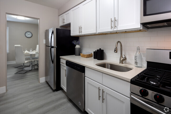 Kitchen - High Pointe Apartments