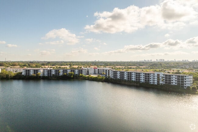 Building Photo - Grand Court Lakes Rental