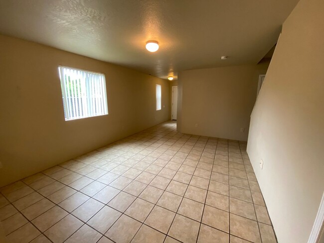 Photo - large 3 Bedroom 2.5 Bath Springfield duplex Unit 4174 Glacier view