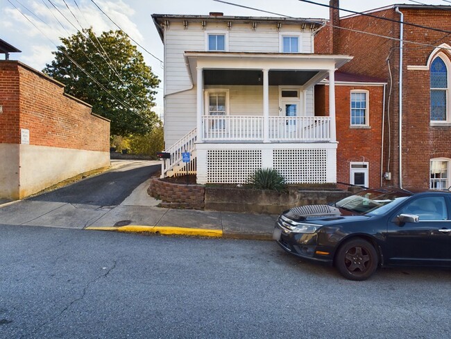 4 Bedroom house in Downtown Staunton!!! - 4 Bedroom house in Downtown Staunton!!!