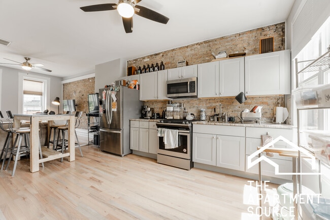 Building Photo - 731 W Ohio St Unit 2