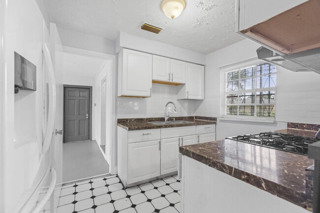 Photo - 307 Essex Dr