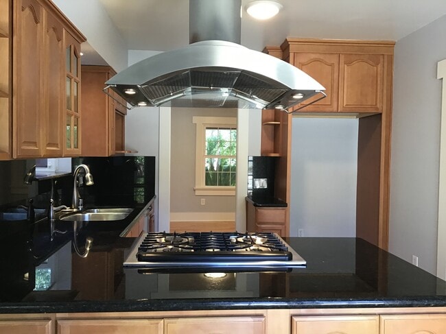 Kitchen includes stove,dishwasher and garbage disposer - 535 Prescott St