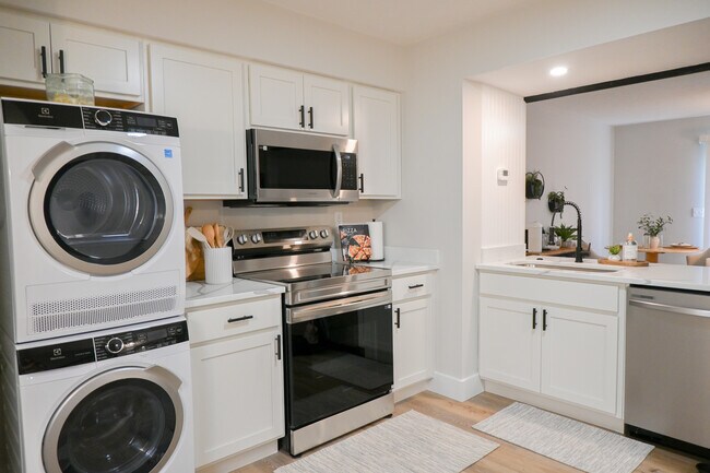 2BD, 1BA - 900SF - Kitchen