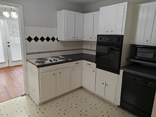 Photo - 2644 Pineland Ave