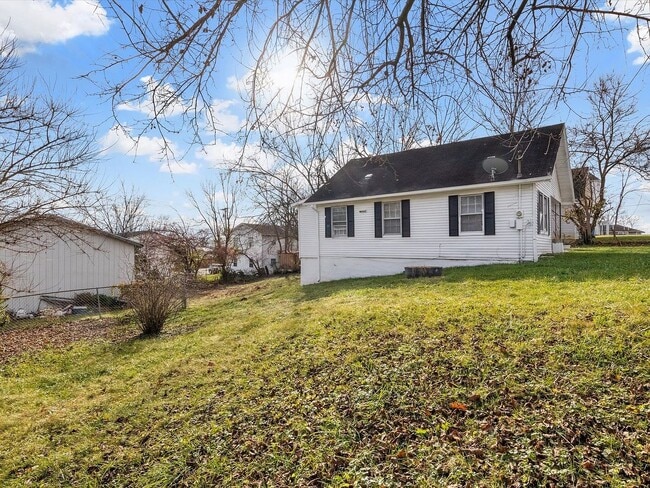 Building Photo - Spacious 2 Bed, 1 Bath Apartment