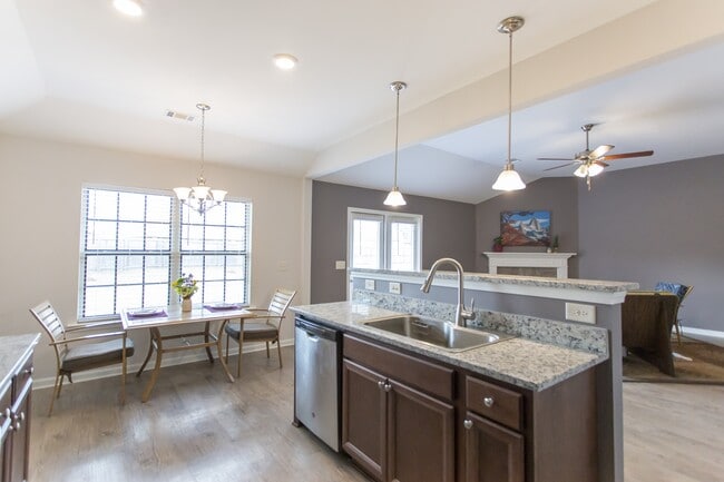 Photo - 1128 Honeysuckle Dr