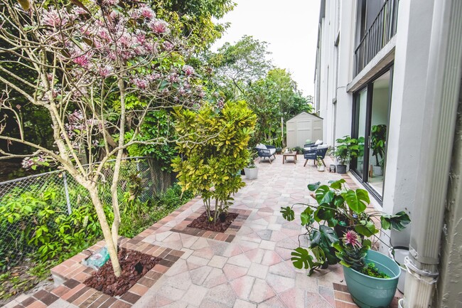 Building Photo - 501 SW 11th Pl Unit 101