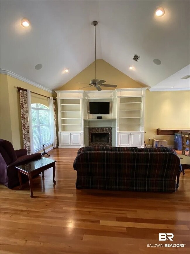 106 Riveroaks Dr