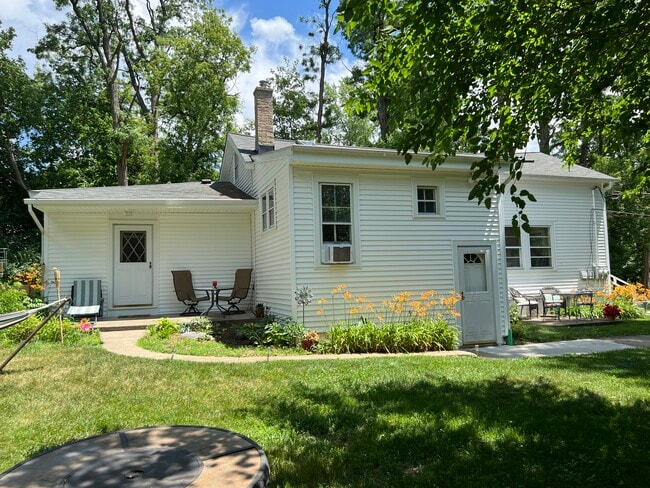 Photo - 1005 Algonquin Road