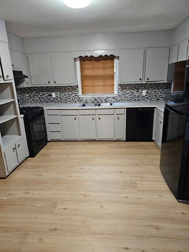 3 bedroom 2 bath with Basement! - 3 bedroom 2 bath with Basement! House