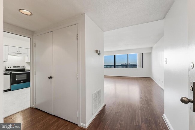 Building Photo - 3713 S George Mason Dr Unit 1604