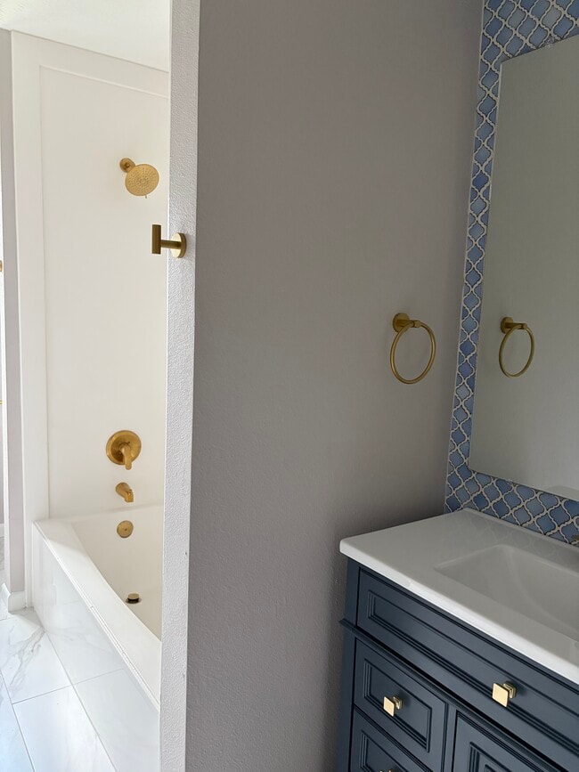 Hall bathroom w/tub-shower combo - 415 N 33rd St