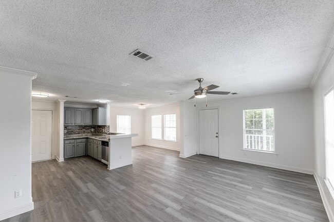 Photo - 108 Varsity Dr