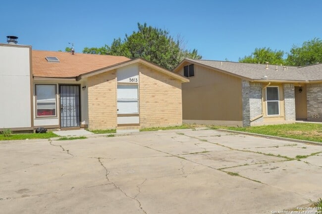 Building Photo - 5613 Lochmoor