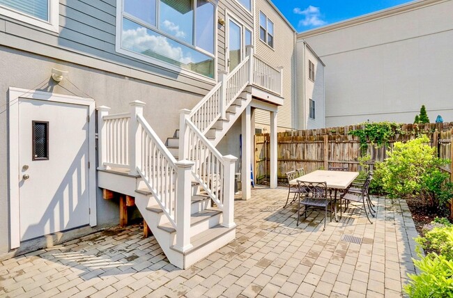 Building Photo - 414 1st St Unit #1