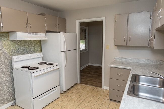Photo - 404 N College St