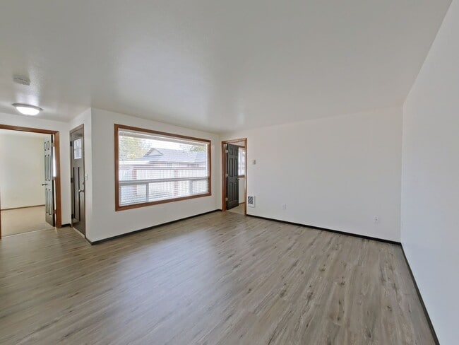 Building Photo - Remodeled 2-Bedroom Near 9th Street - Corv... Unit 3288 NE Lancaster #1