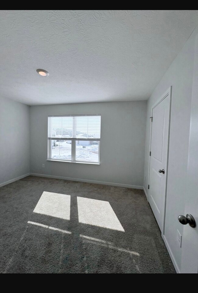 Photo - 382 Trinity Wy E