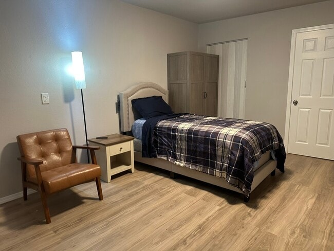 Photo - 10811 Cranbrook Rd