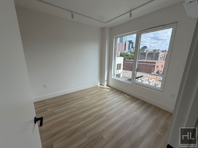 4 AVENUE