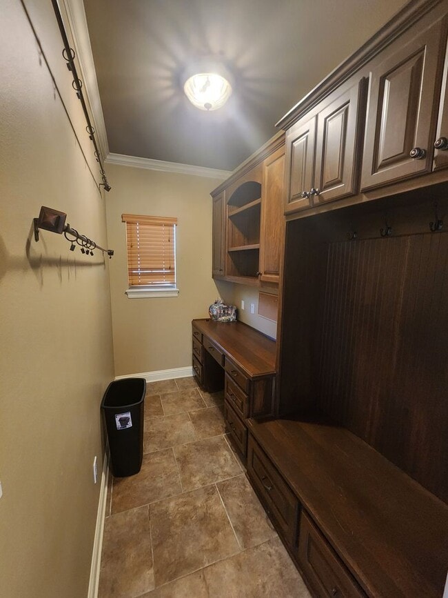 Building Photo - 4 Bedroom 2 Bath (Gardens Of Southgate)