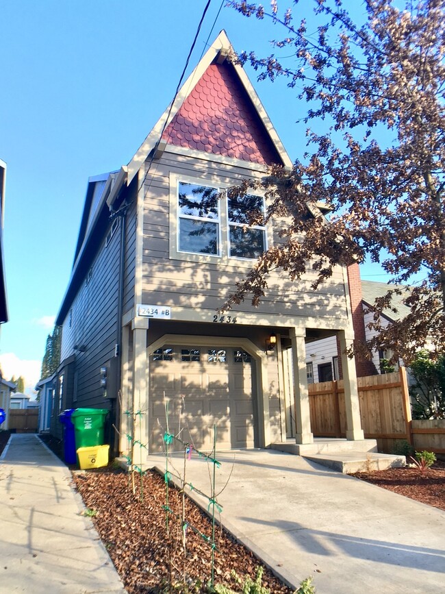 Building Photo - Spacious 3br/3.5ba House with Garage & AC in South Tabor Neighborhood