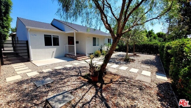 Building Photo - 17629 Burbank Blvd Rental