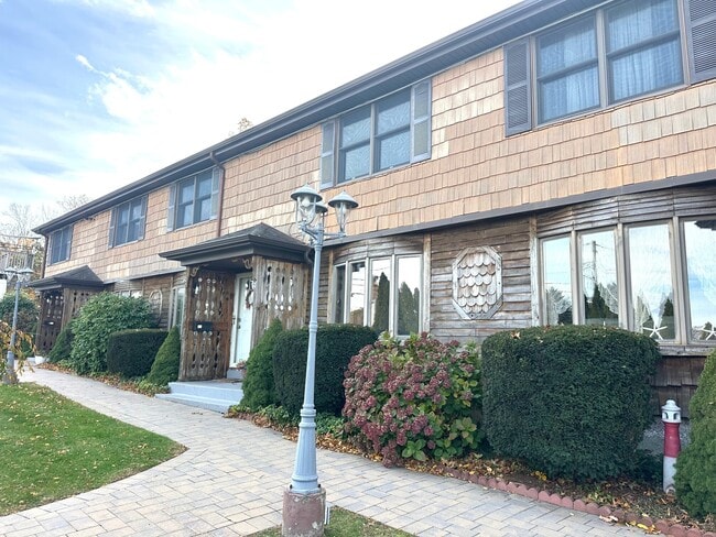 Building Photo - 1 Cora St Unit 4