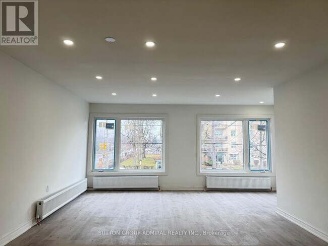 Photo - 2986 Dufferin St