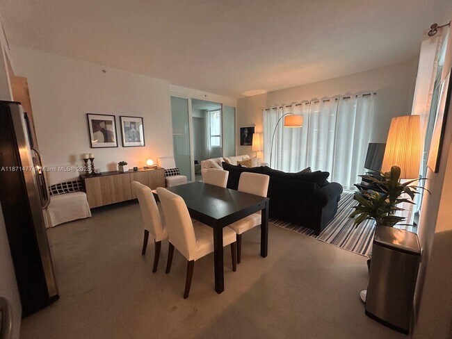 Photo - 234 NE 3rd St Unidad 902