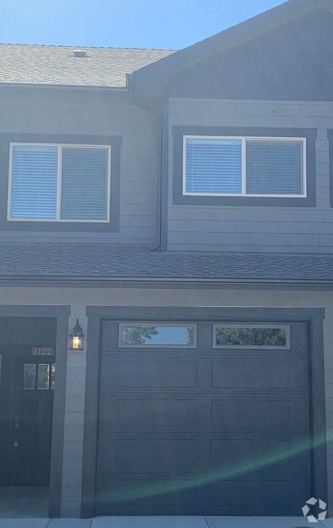 Building Photo - Cozy 2-Bed, 2-Bath Townhouse with Modern T...