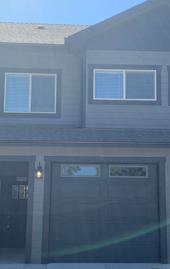 Cozy 2-Bed, 2-Bath Townhouse with Modern T... - Cozy 2-Bed, 2-Bath Townhouse with Modern T...